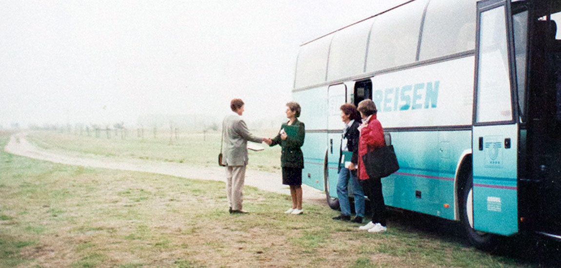 Im September 1998 begrüßt Regina Frens, Ortsbürgermeisterin von Steutz / Steckby die Vorsitzende der Bundeswettbewerbskommission Gräfin Sonja Bernadotte von Mainau.