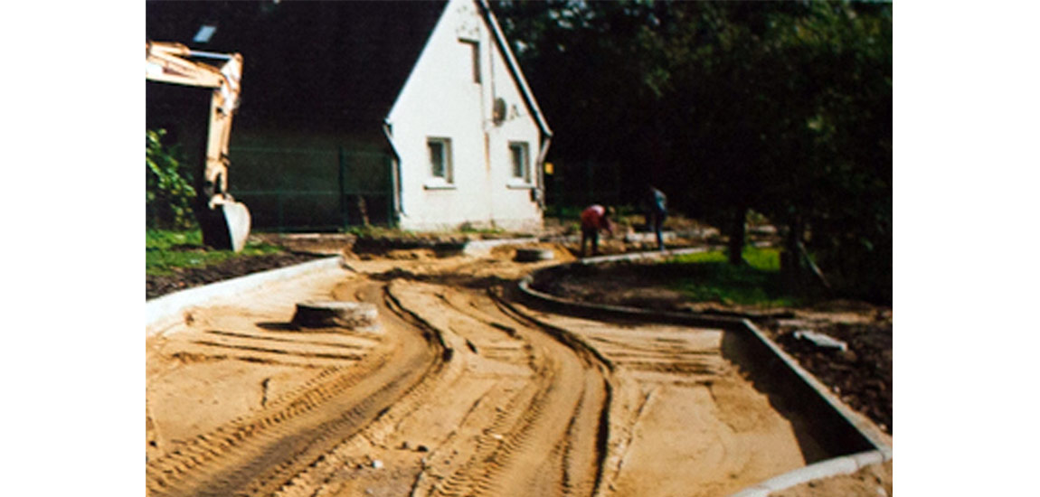 In den 1990er Jahren begannen die Straßenbaumaßnahmen im Dorf.