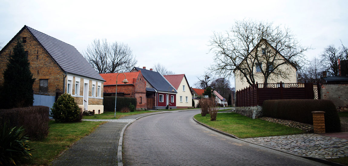 Dies Hauptstraße wurde in den 1990er Jahren von den Geldern der Dorferneuerungsmaßnahmen saniert.