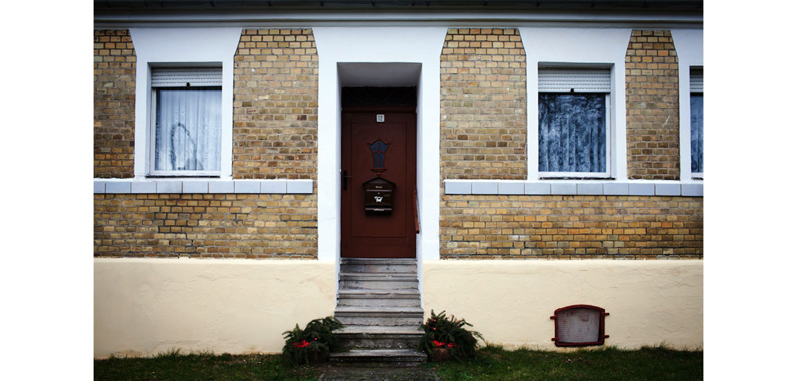 Typisch für die Region ist der Klinkerbau mit den weiß umrahmten Türen und Fenstern.